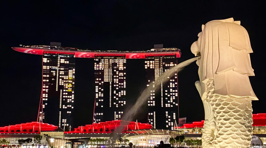 Merlion statue singapore marina bay sands at night